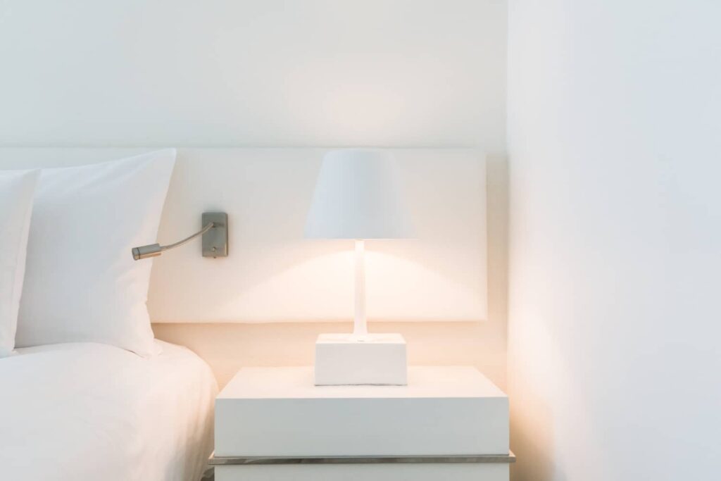 การจัดวางโคมไฟ Warm White ข้างเตียง เป็นหนึ่งในเฟอร์นิเจอร์สำหรับแต่งห้องนอนงบไม่เกิน 10,000 บาท