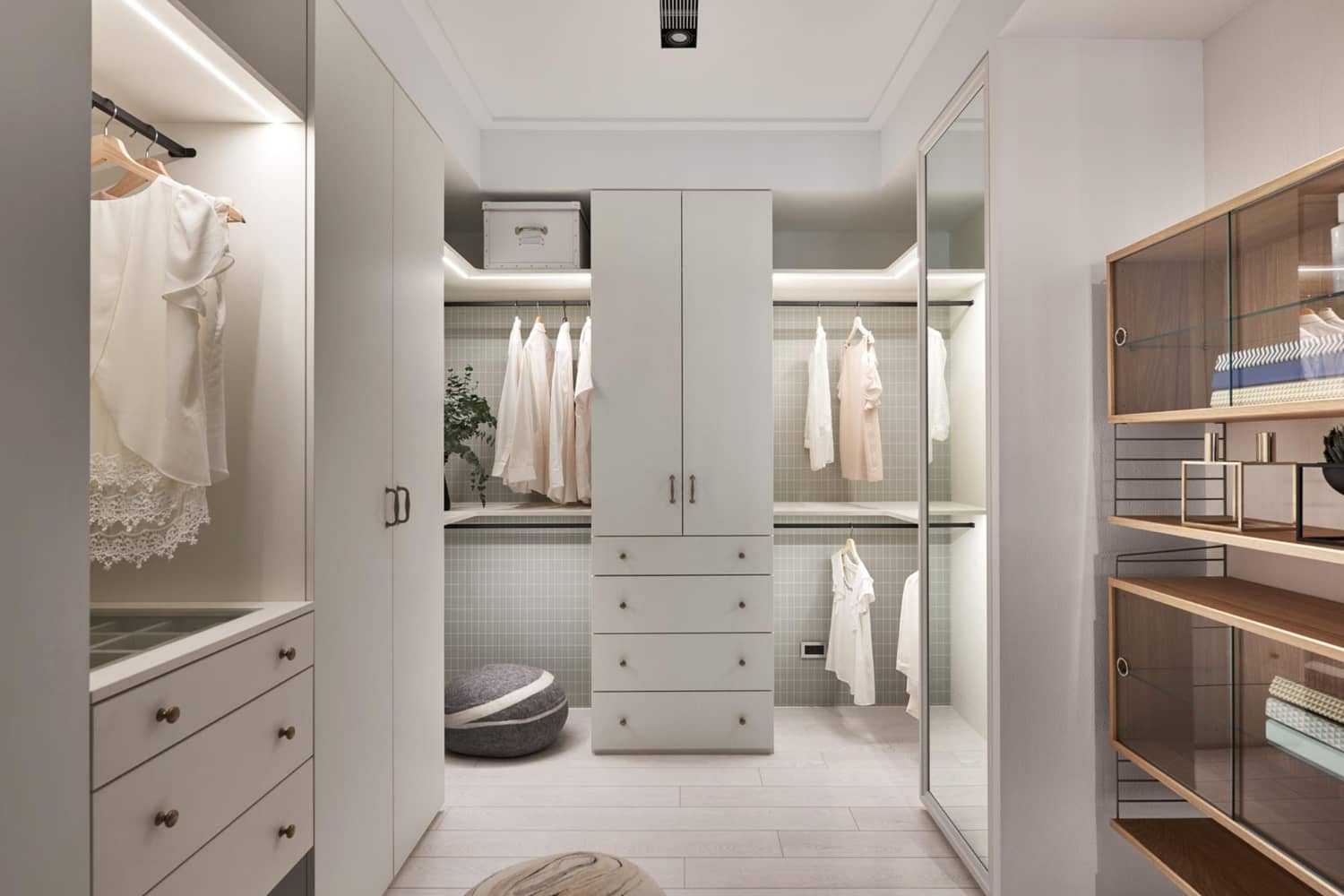 Walk-in Closet คือ โซนหรือพื้นที่สำหรับเก็บเสื้อผ้า เครื่องประดับ กระเป๋า