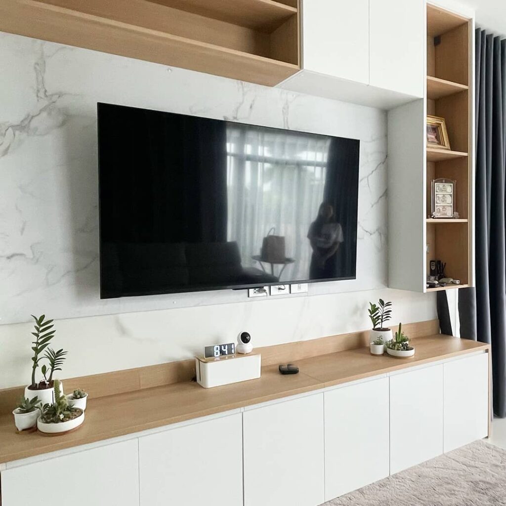 ชั้นวางทีวี Fit-in แบบหน้าบานทึบช่วยตกแต่งห้องนั่งเล่นให้มีระเบียบขึ้นได้