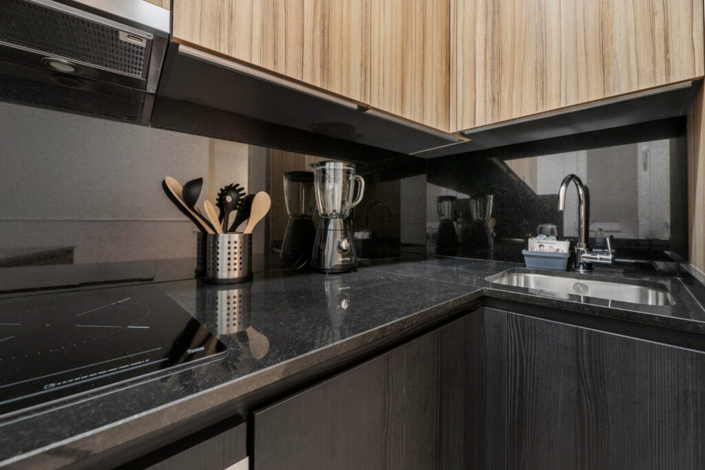 ท็อปครัวหินแกรนิต ช่วยเพิ่มลูกเล่นให้กับครัวสไตล์โมเดิร์น