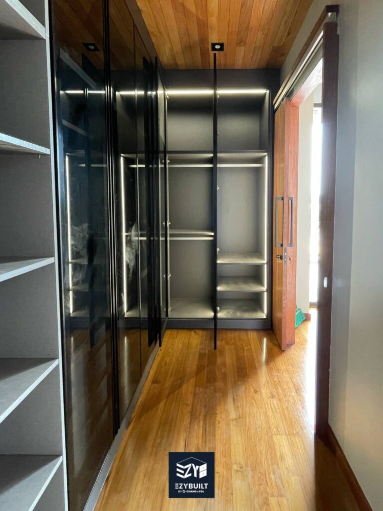 จัดตู้เสื้อผ้าให้เป็นระเบียบขึ้นด้วยตู้เสื้อผ้าที่มีฟังก์ชันหลากหลาย