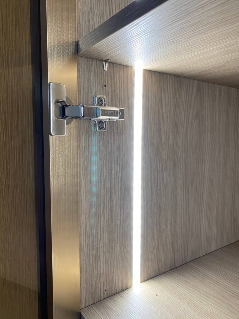 EZYBUILT รับออกแบบเฟอร์นิเจอร์ Fit-in ด้วยระบบบานพับ Soft Close