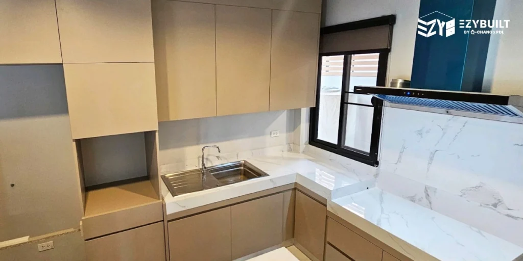 ใครชื่นชอบความเรียบง่าย ควรออกแบบเคาน์เตอร์ครัวโทนเบจ