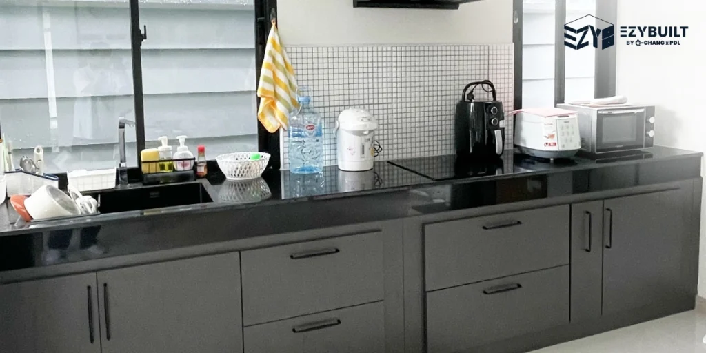 แบบเคาน์เตอร์ครัวสีดำ ทำให้บ้านดูสุขุมและน่าค้นหา