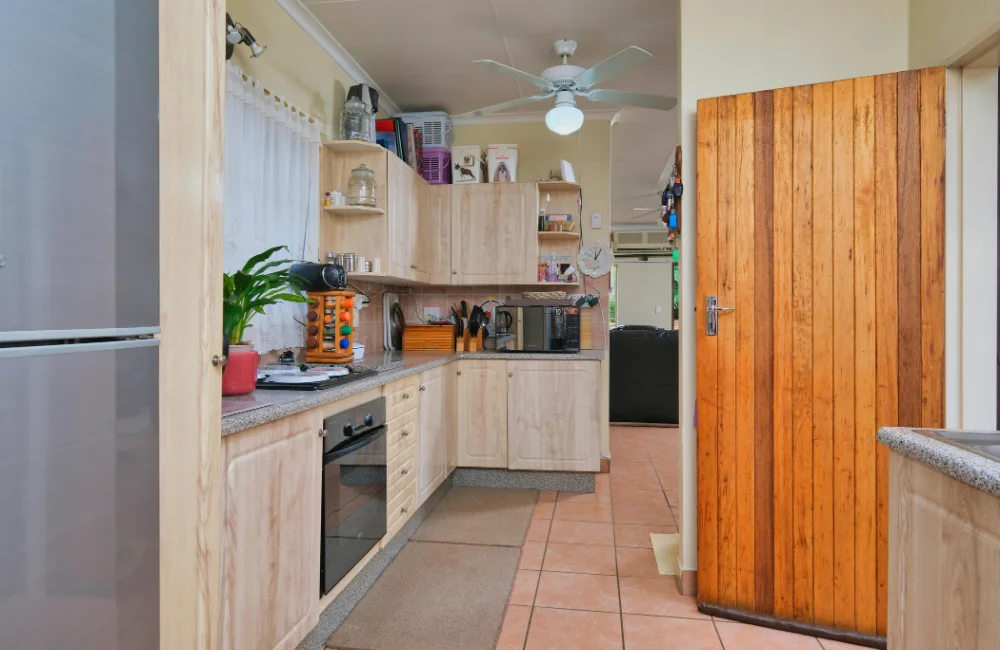 ไอเดียต่อเติมครัวหลังบ้านไม้ระแนง