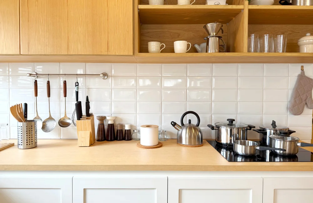 ใช้โทนสีสว่างช่วยรีโนเวทห้องครัวให้ดูสว่างขึ้น