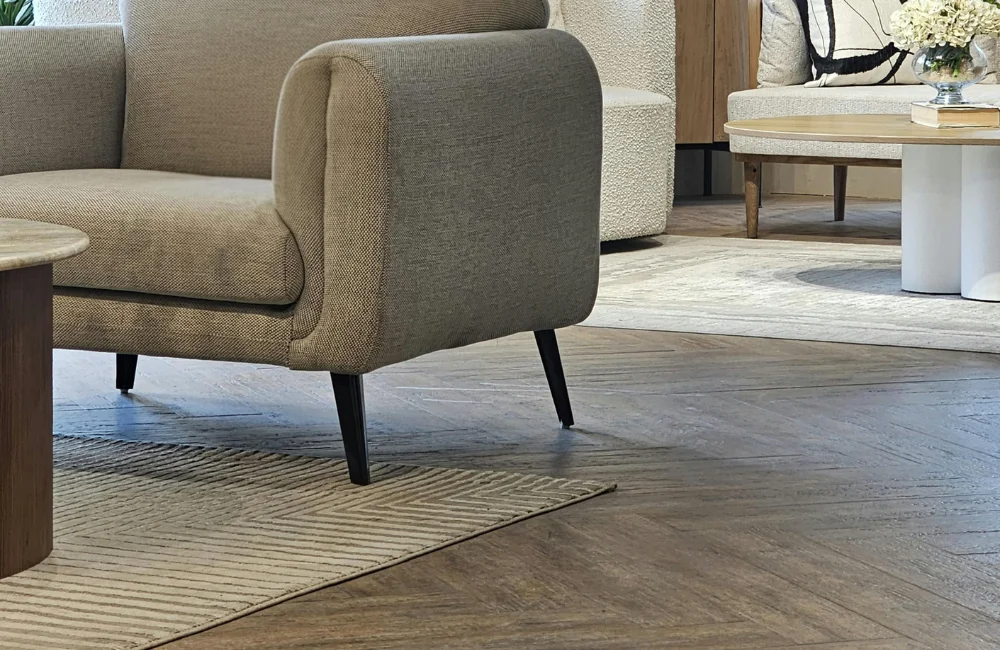 เลือกใช้พรมผืนใหญ่เพื่อเชื่อมโยงพื้นที่