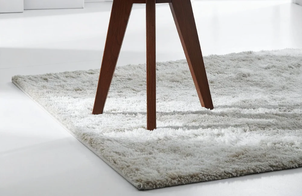 เลือกพรมปูพื้นสัมผัสนุ่มและขนสั้น