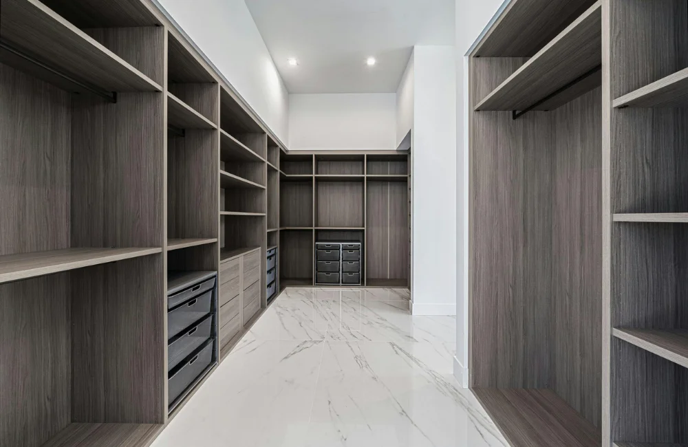 Walk-in Closet ควรเลือกแบบมีหน้าบาน หรือไม่มีหน้าบาน