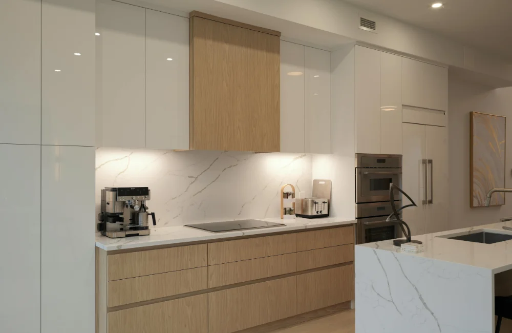 แต่งห้องครัวมินิมอลด้วยตู้แขวนผนัง