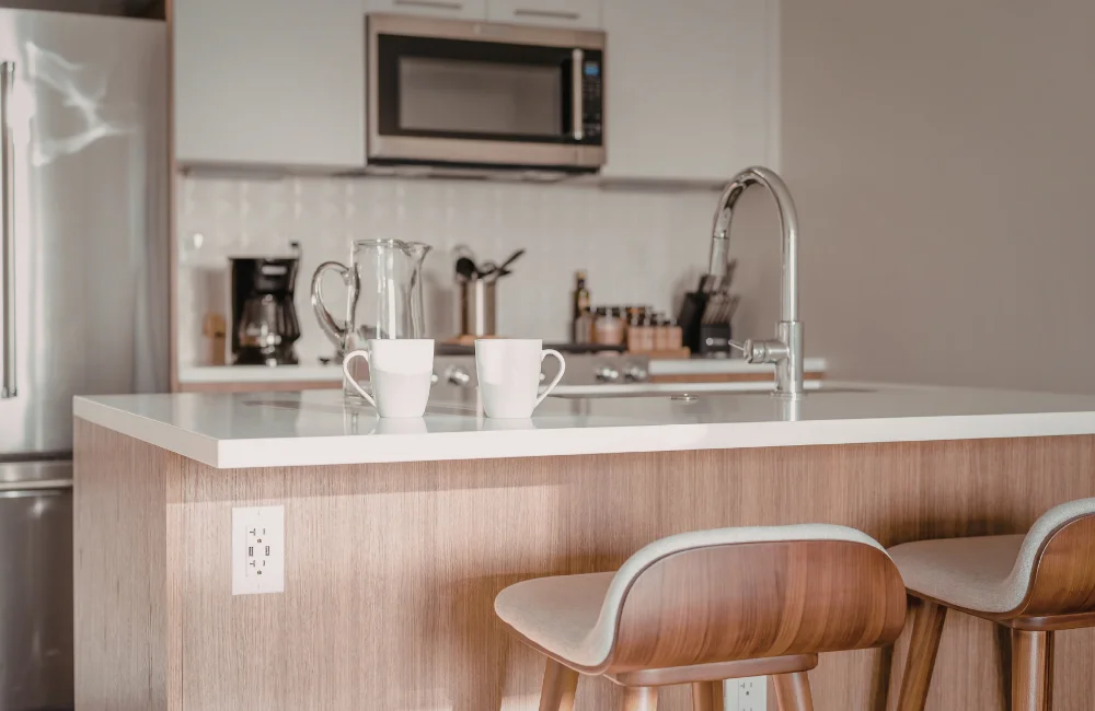 ไอเดียจัดครัวเล็ก ๆ ด้วยเก้าอี้สตูล หรือเก้าอี้พับที่สอดเก็บได้