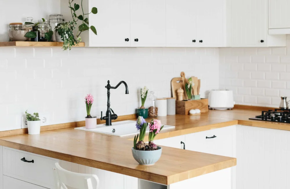 ไอเดียจัดครัวเล็ก ๆ ด้วยวัสดุลายไม้สีอ่อน