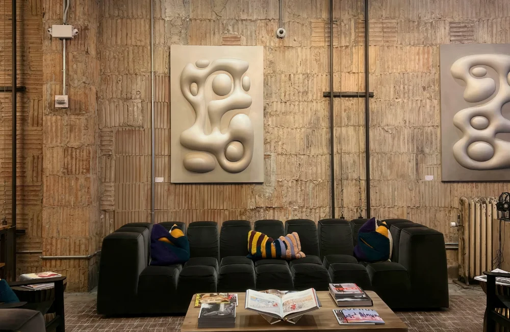 เปลี่ยนห้องนั่งเล่นให้ดูแพงด้วยผนังสีลอฟท์